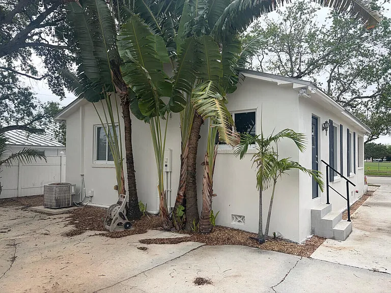 219 SW 17th St — Photo 10