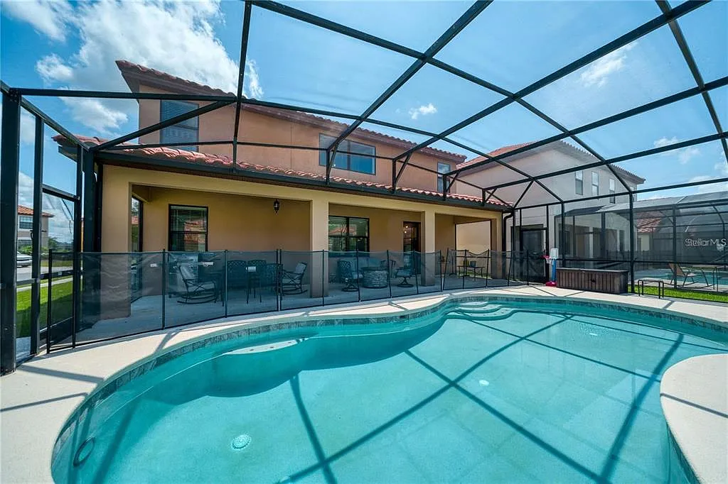 6 bed, 4.5 bath, 2874 sqft, $4,000 — Photo 2