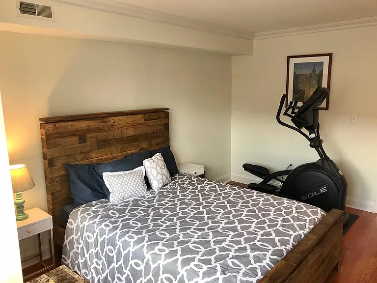 2nd floor bedroom #1 (front of house) (queen size bed)