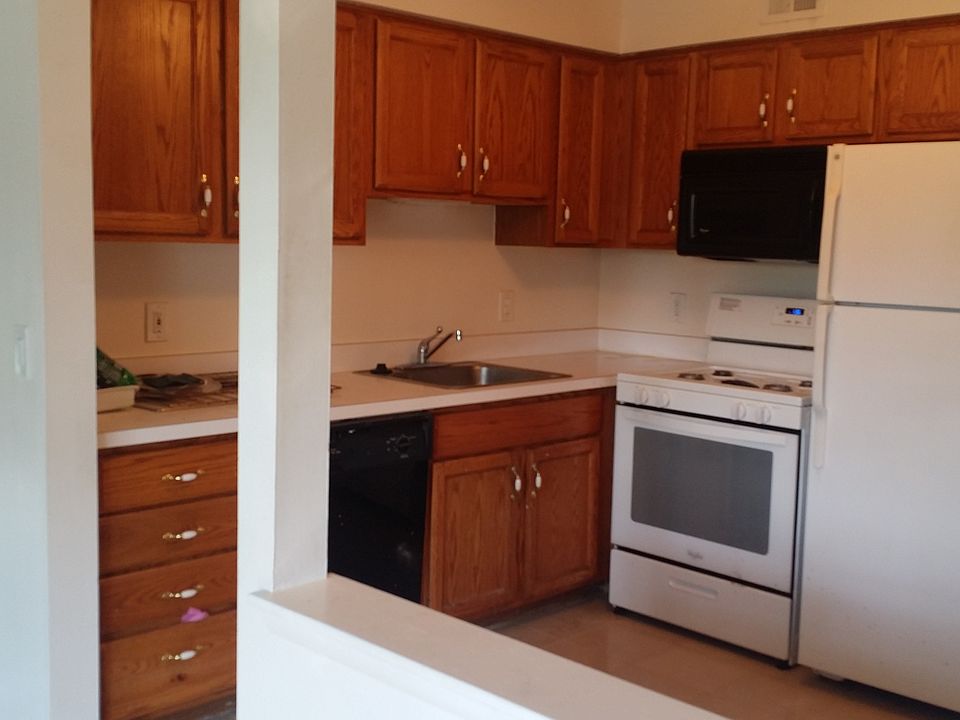 1st image of 460 Fox Hills Dr S APT 5