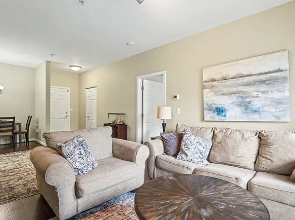 19 Hampshire Rd APT 205, Methuen, MA 01844