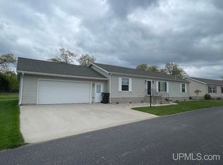 88 Kenneally Blvd, Gladstone, MI 49837