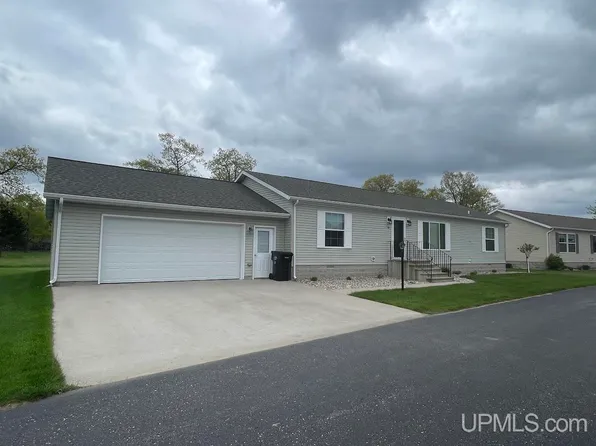 88 Kenneally Blvd, Gladstone, MI 49837