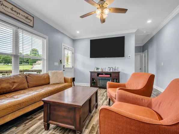 112 Holland Dr, Burns, TN 37029