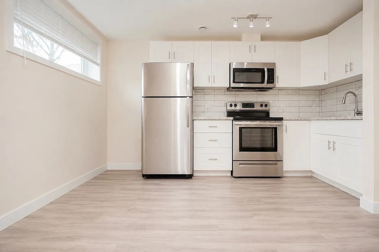1 Bed 1 Bath BSMT Suite Garage Parkdale Edmonton — Photo 2