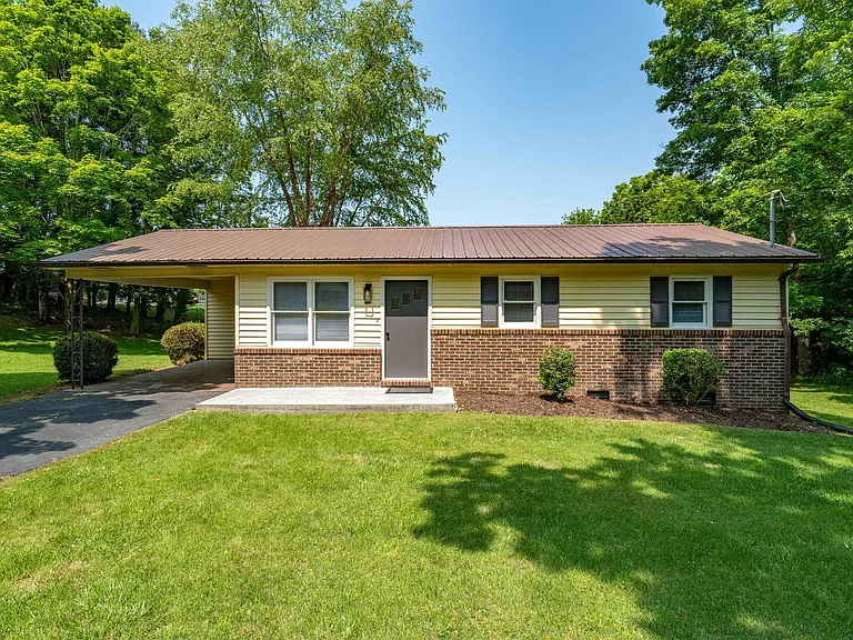 1315 Adobe Dr — Photo 2