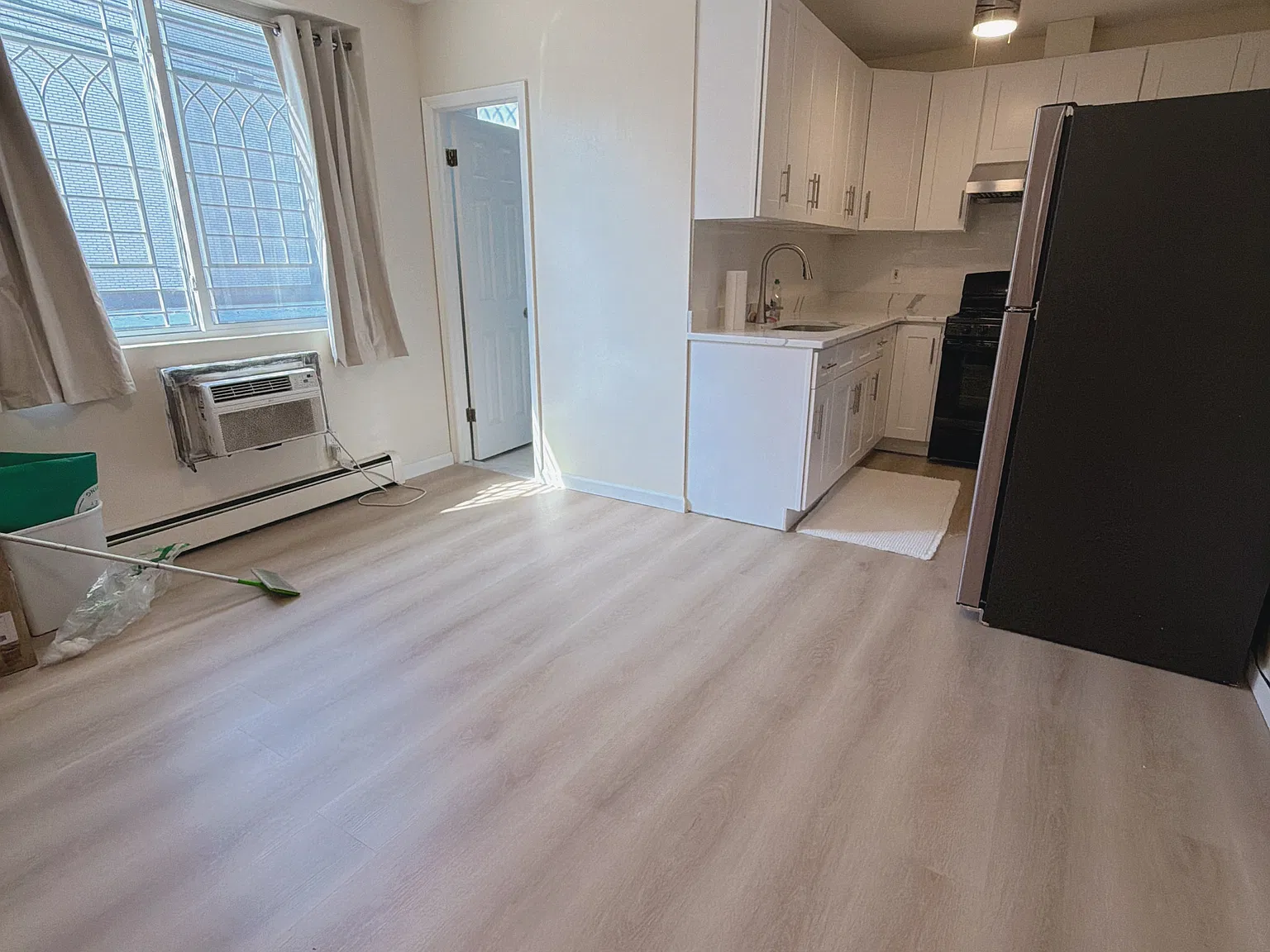 2 bed, 760 sqft, $2,200 — Photo 2