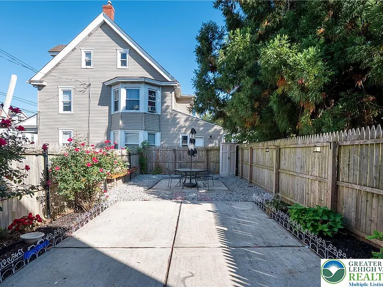 718 N New St — Photo 24