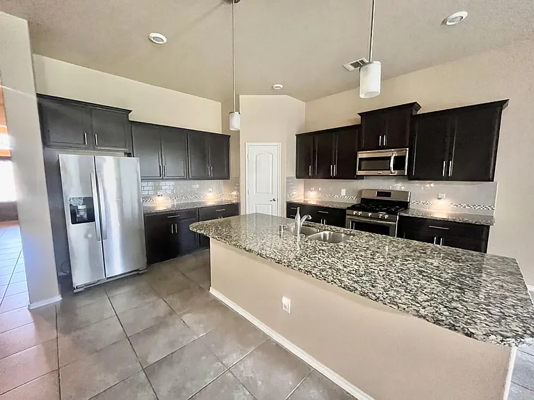 2025 Lake Vista Dr — Photo 14