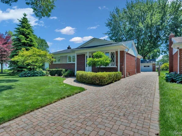 22600 Lake Blvd, Saint Clair Shores, MI 48082