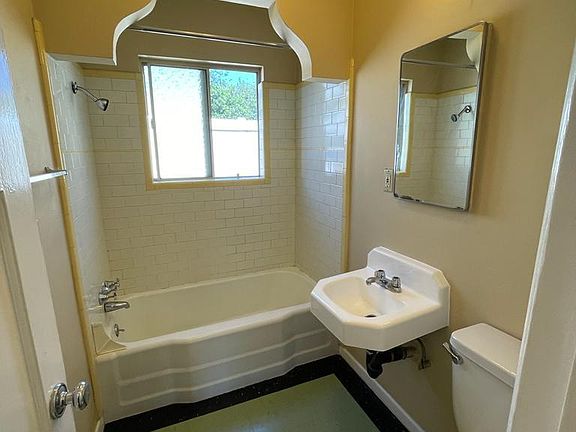 4th image of 4205 Lockwood Ave #13