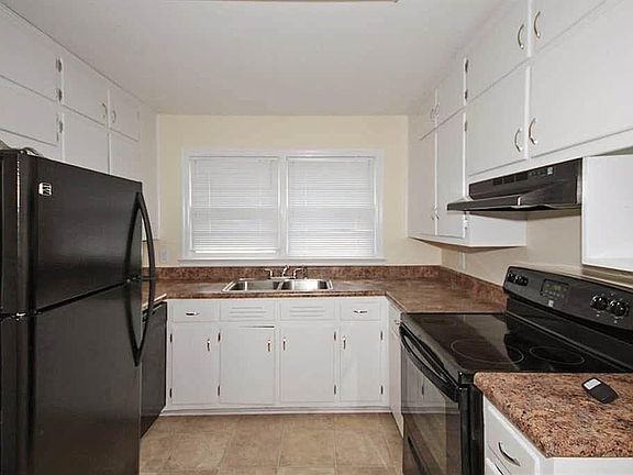 5th image of 3260 Woodview Dr SE