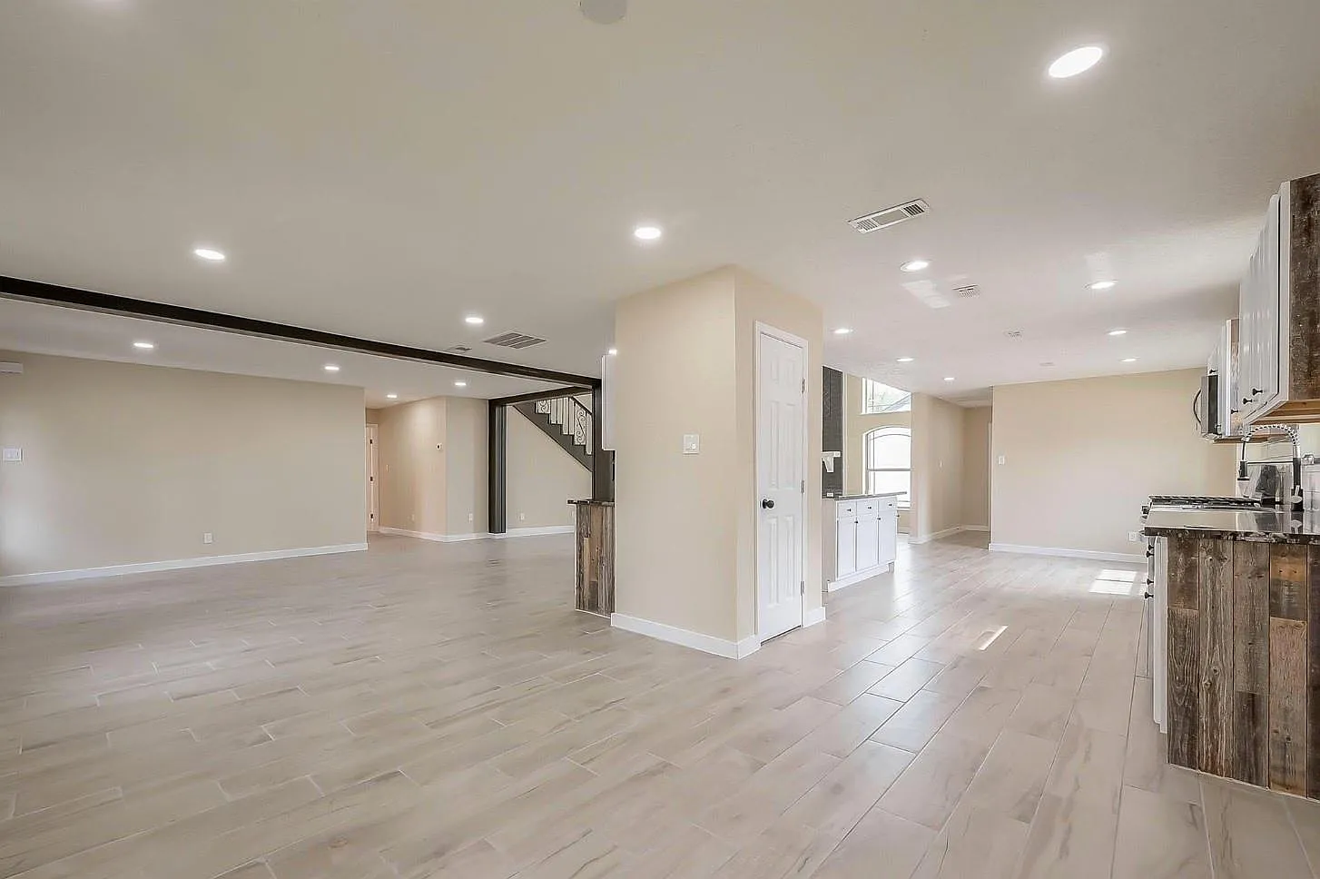 5 bed, 3.5 bath, 3772 sqft, $3,300 — Photo 4