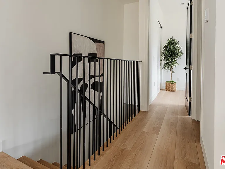 1952 1/2 S Garth Ave #1/2 — Photo 10