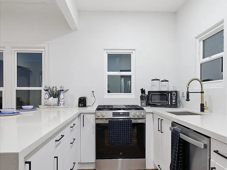 2029 E Yale St — Photo 1