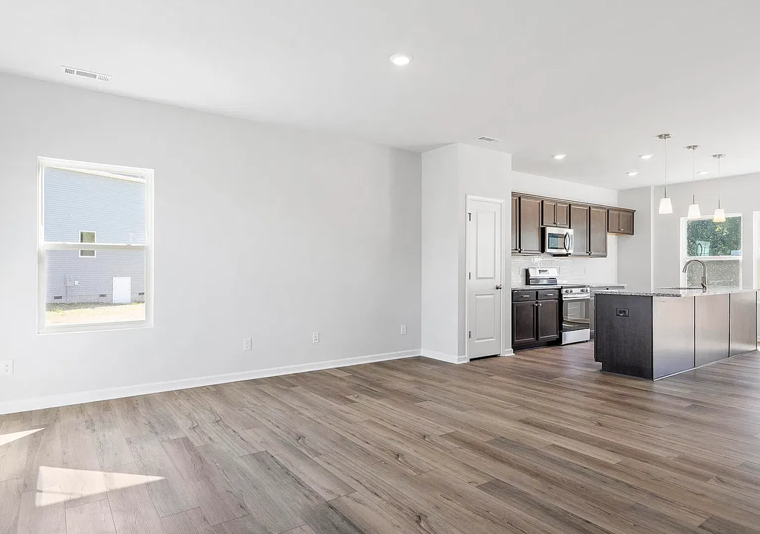 New Listing!! — Photo 4