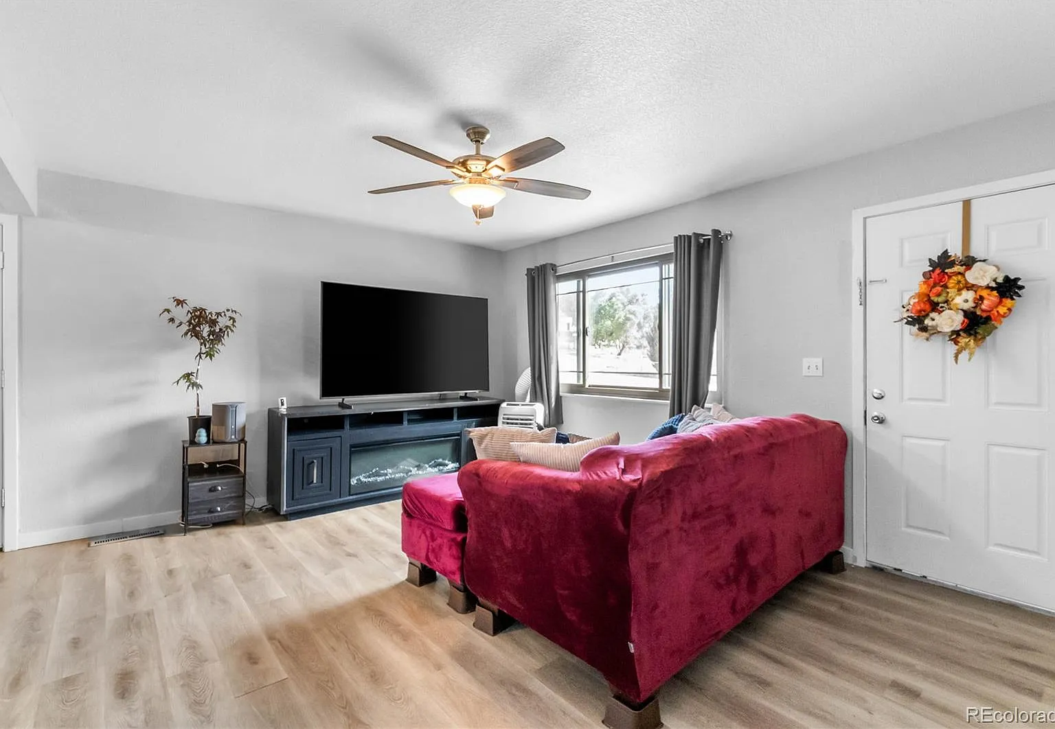 3 bed, 1.0 bath, 931 sqft, $1,900 — Photo 3