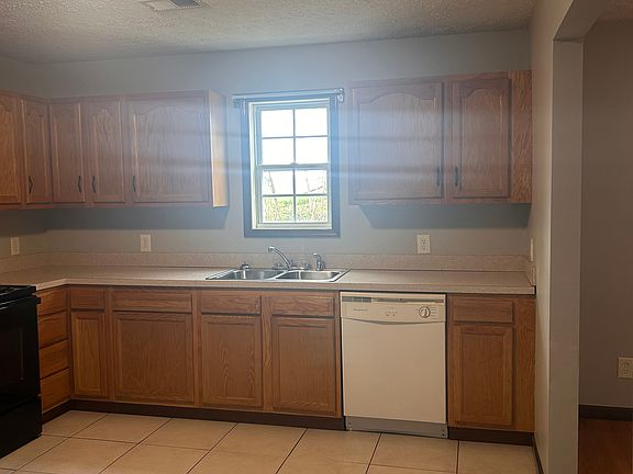 3rd image of 207 Burns St