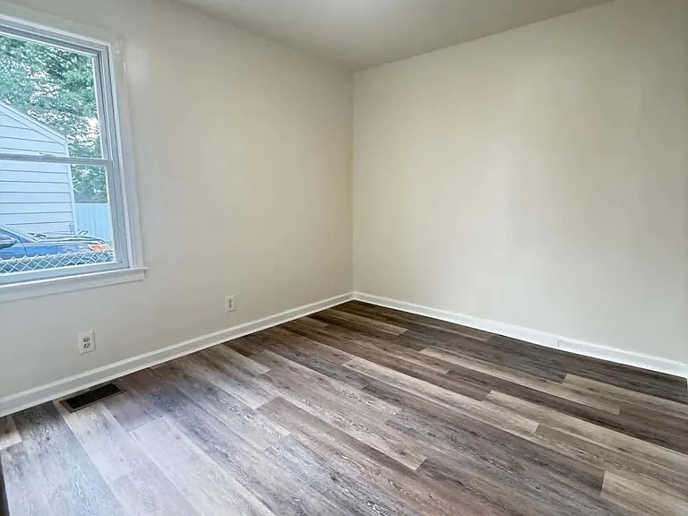 1022 Stanley Ave — Photo 9