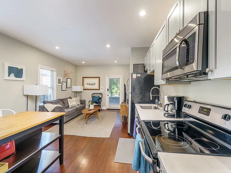 604 Glen Iris Dr NE #1 — Photo 2