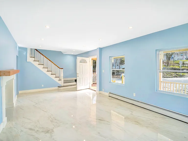 341 Lincoln St — Photo 5