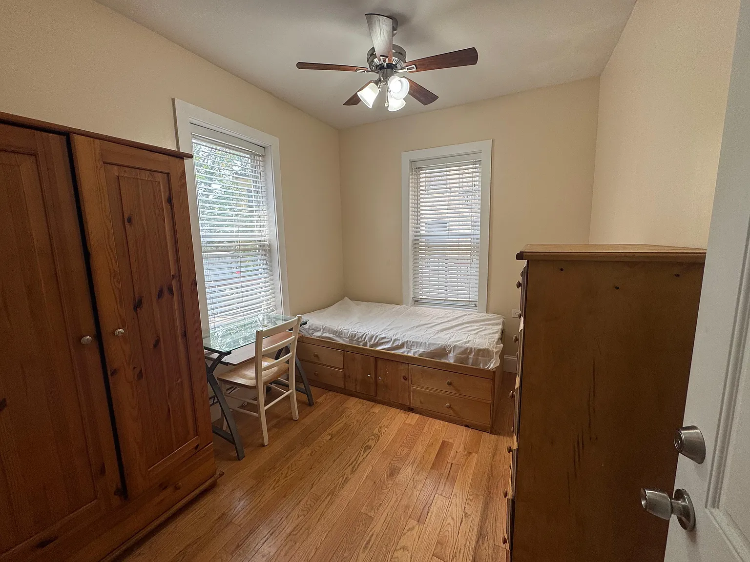 3 bed, 800 sqft, $2,583 — Photo 3