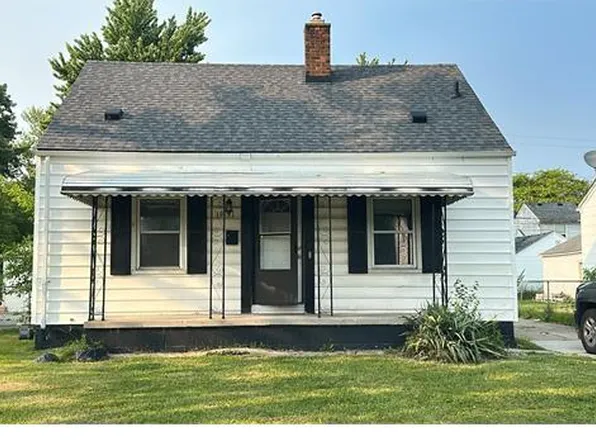 19131 Kenosha St, Harper Woods, MI 48225