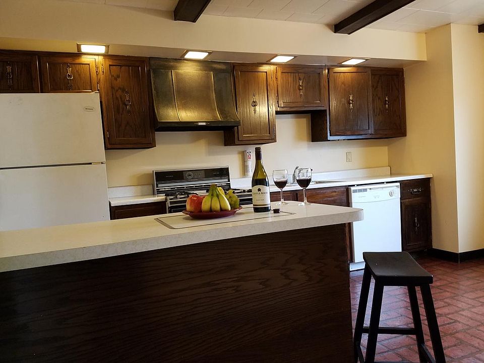 Eat-in kitchen