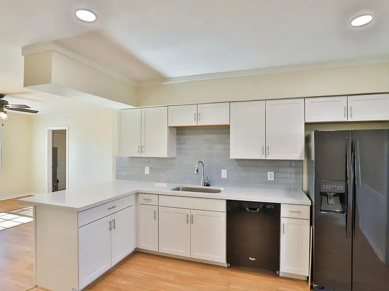 2421 W Anderson Ave — Photo 4