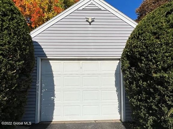 3rd image of 40 Swartson Ct