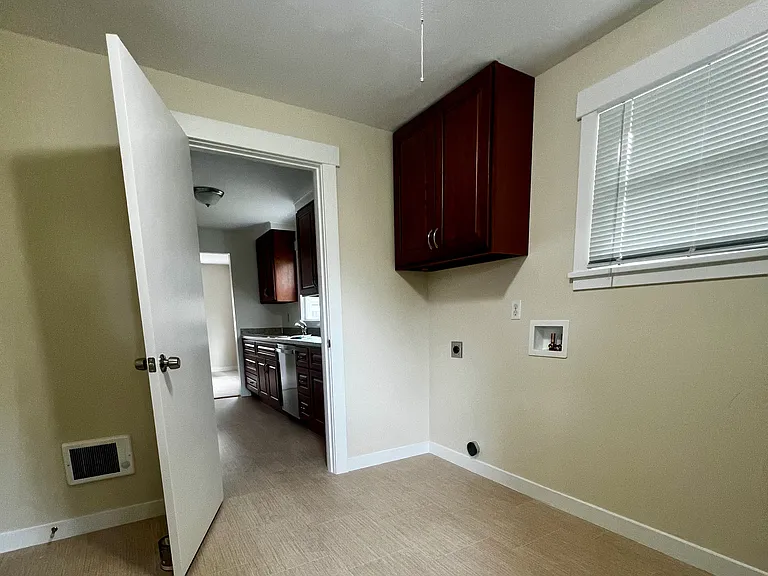1127 Sleater Kinney Rd SE — Photo 8