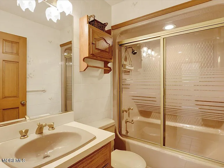 8 Ortley Ave — Photo 33