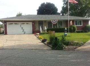 1522 W Acre Dr, Muscatine, IA 52761
