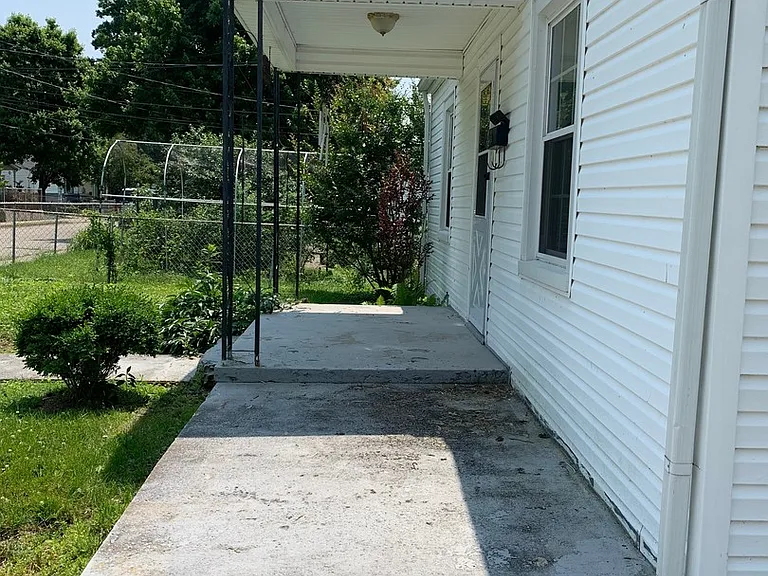 752 Addison Ave — Photo 2