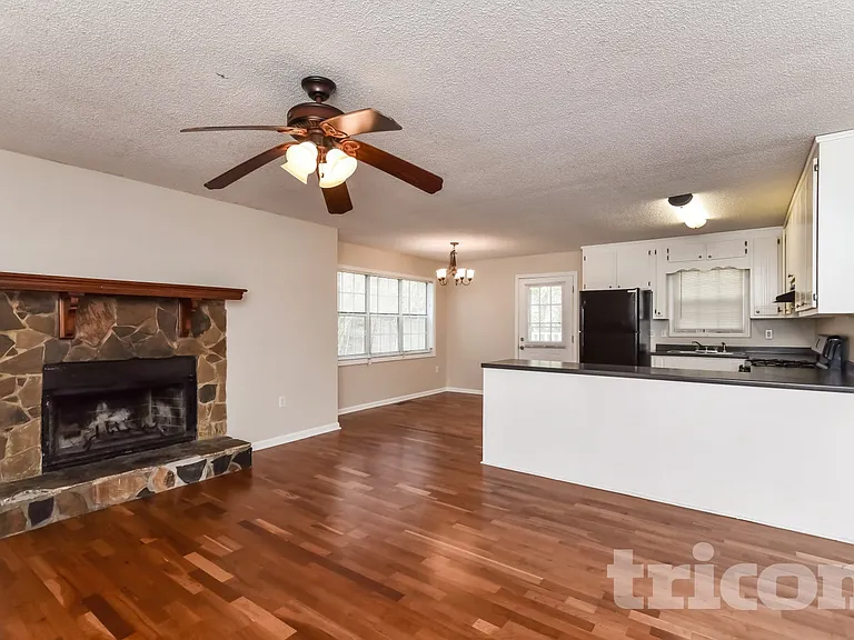 230 Parkway Ct — Photo 3
