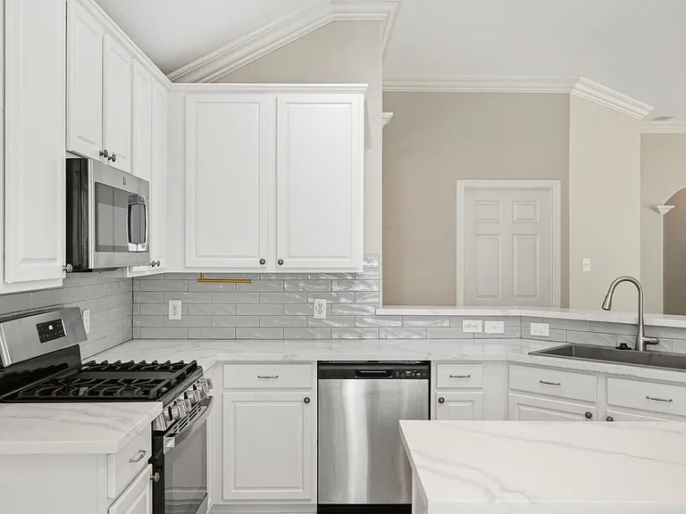 3907 Plum Hill Ln — Photo 10