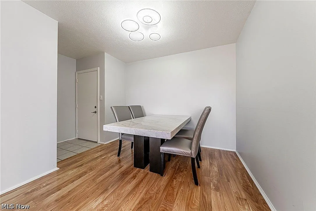 2 bed, 1.0 bath, $1,350 — Photo 4