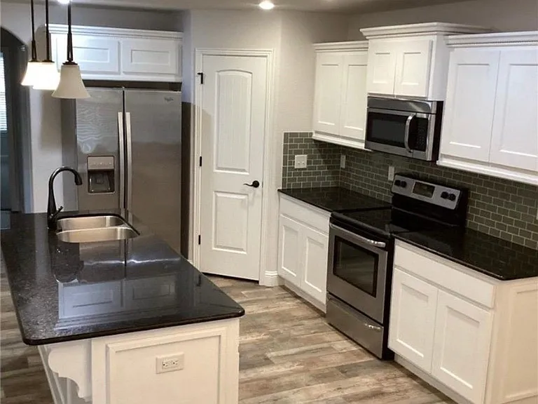 1150 Coventry Ln — Photo 2