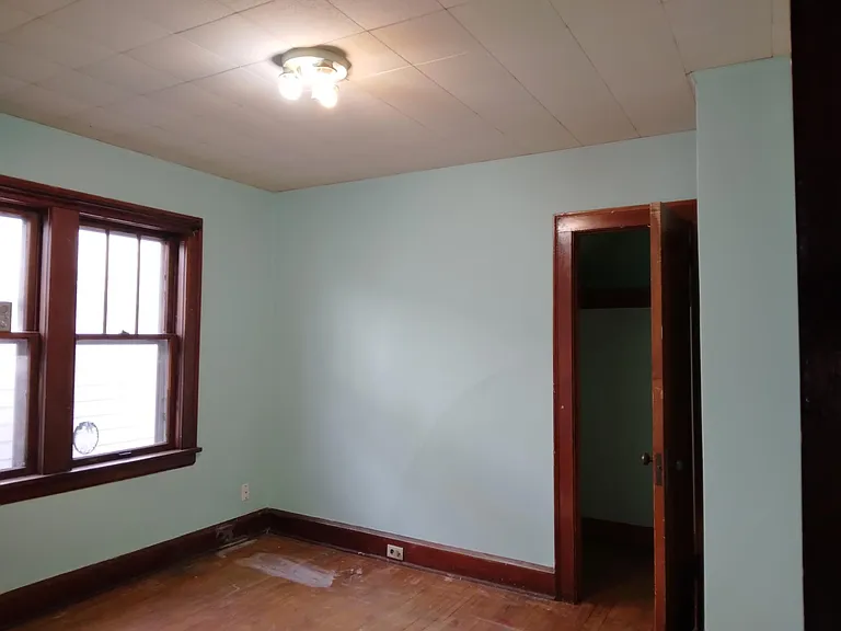 side bedroom