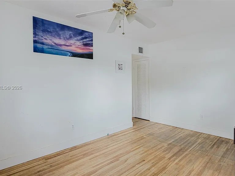 1300 NE 204th St — Photo 27