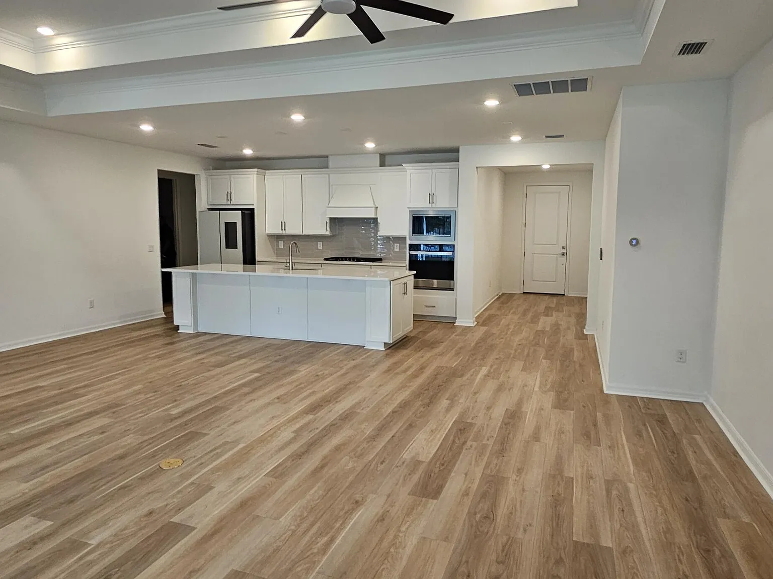 4 bed, 3.0 bath, 2213 sqft, $2,400 — Photo 3