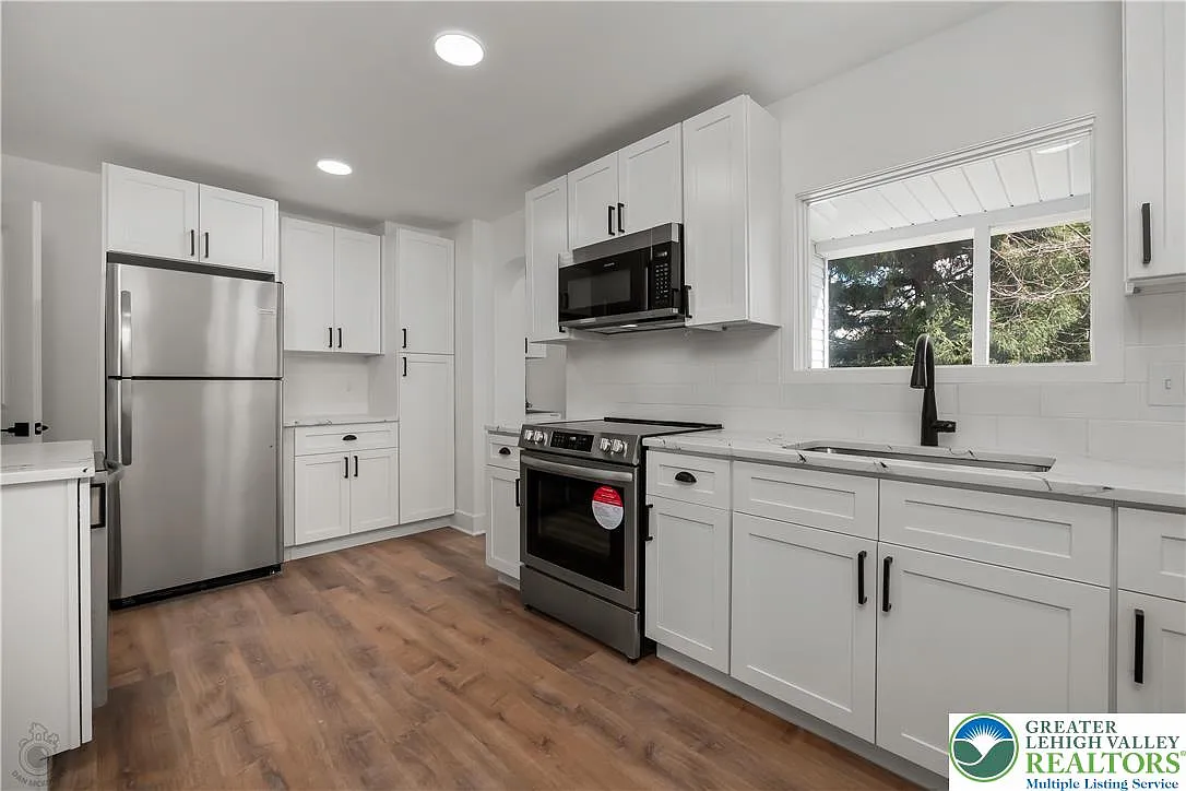 3 bed, 1.5 bath, 1176 sqft, $2,800 — Photo 2