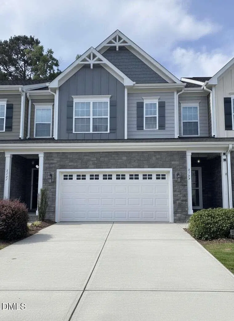 3 bed, 2.0 bath, 2733 sqft, $2,500 — Photo 1