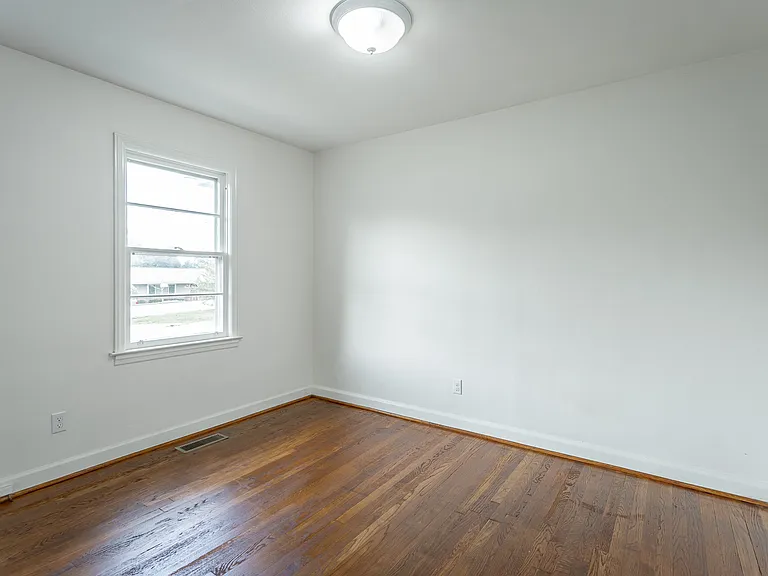732 Munro Rd — Photo 7