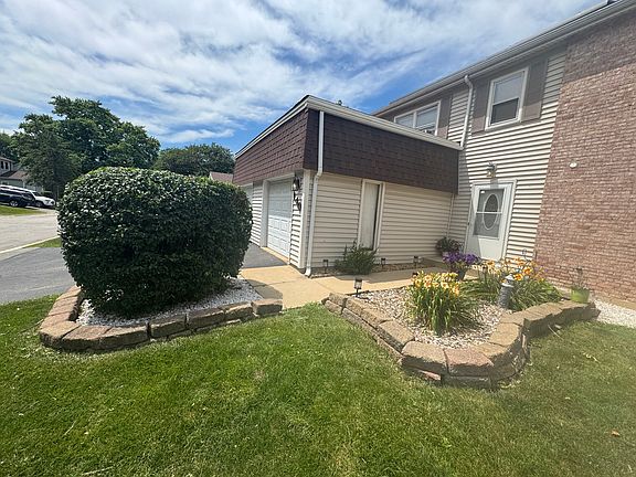 3rd image of 140 Julie Rd