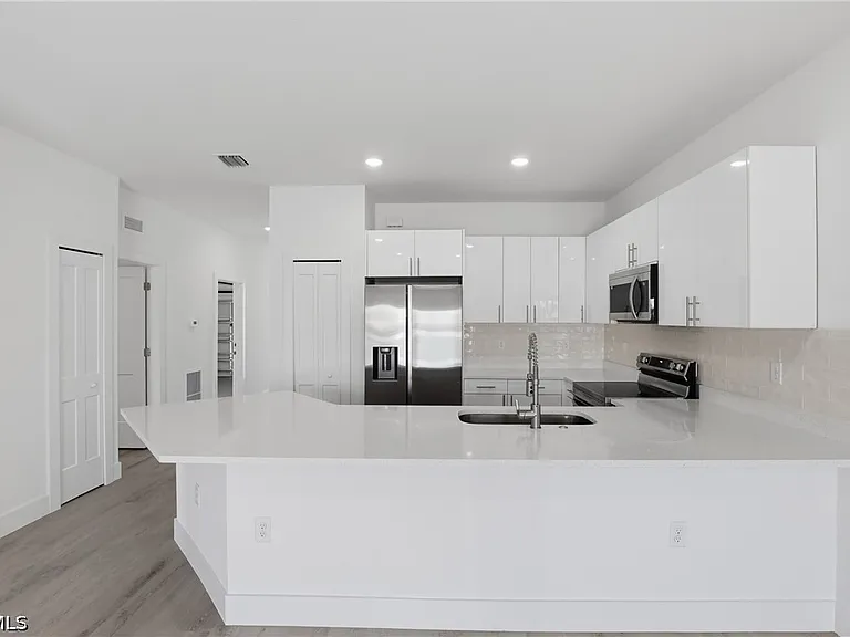 723 Ivan Ave S — Photo 15