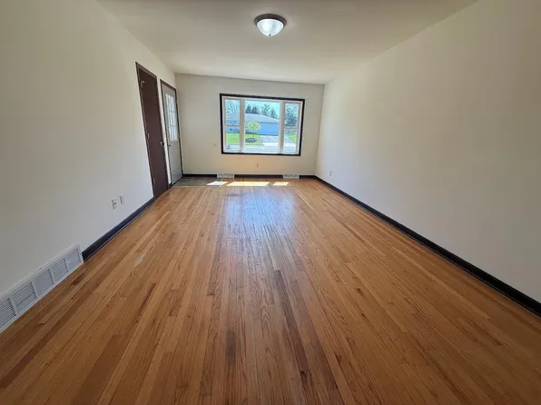 3 bed, 2.0 bath, 1184 sqft, $1,895, 299 Park St #9196103, Oregon, WI 53575