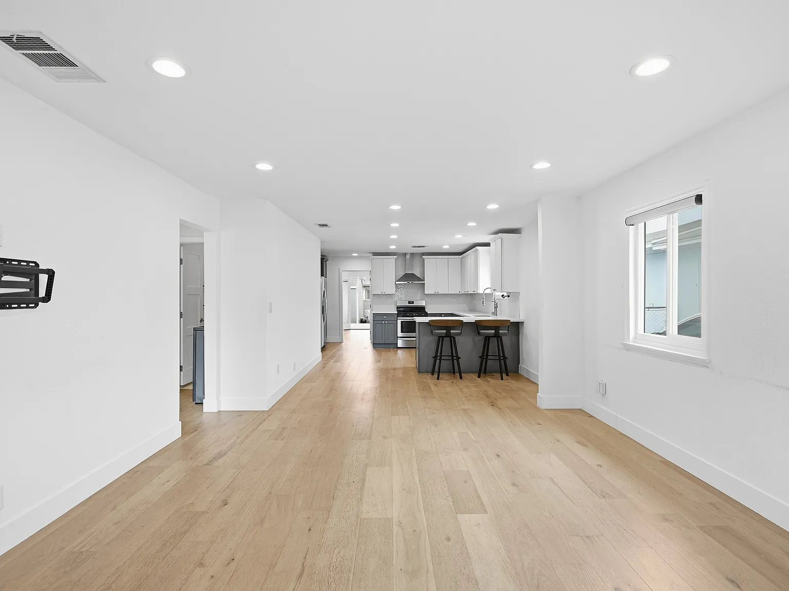 3 bed, 1519 sqft, $4,830 — Photo 2