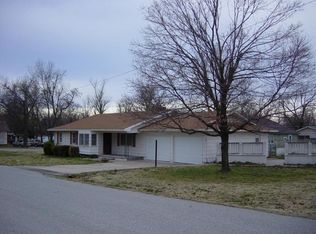 121 W 9th St, Grove, OK 74344