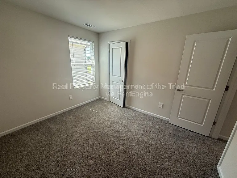 1915 Cherry Creek Rd — Photo 15